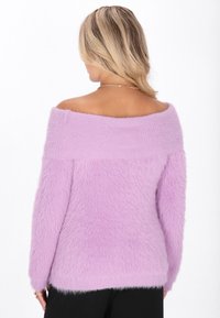 Lila schulterfreier Pullover aus flauschigem, strukturiertem Material. Verfügt über einen gerippten Ausschnitt und lange, leicht taillierte Ärmel.