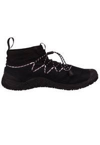 Czarne buty turystyczne z wysoką siateczkową cholewką, elastycznymi sznurówkami z regulacją oraz gumową podeszwą o fakturze zapewniającej przyczepność.
