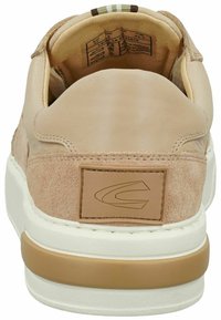 Beige Sneaker aus Wildleder und Leder, mit einer weißen Sohle und einem hellbraunen Akzent. Enthält ein Logo-Patch an der Ferse.