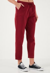 LELA REGULAR FIT - Hlače - bordeaux