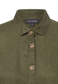 Olijfgroene linnen blouse met een puntkraag, twee ronde knopen en een label met de tekst "Franco Callegari" en maat 36.