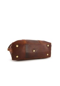 Sac en cuir marron de forme rectangulaire, doté de quincaillerie en laiton et de huit rivets à la base, rehaussé de détails en cuir plus clair.