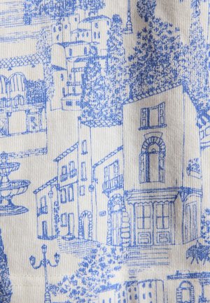 Blaue Linienzeichnungen mediterraner Gebäude, Bäume, ein Brunnen und eine Straßenlaterne auf einem strukturierten weißen Stoffhintergrund.