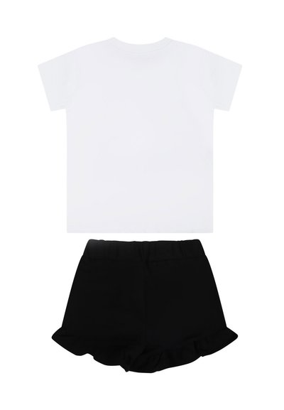 T-shirt bianca a maniche corte con scollatura rotonda abbinata a pantaloni corti neri con orlo arricciato e vita elastica.