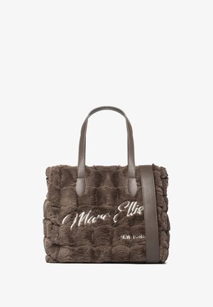 Borsa a tracolla in pelliccia sintetica marrone con texture trapuntata, doppie cinghie per la spalla e tracolla regolabile. Presenta un logo ricamato in bianco.