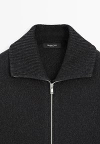 Ciemnoszara rozpinana bluza z prążkowanym kołnierzem i gładką fakturą. Posiada srebrny zamek błyskawiczny oraz metkę "Massimo Dutti" wewnątrz.