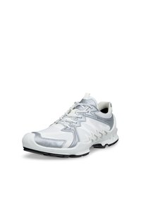 Bijela i siva sportska cipela s mrežastim gornjim dijelom, vezicama za vezanje, teksturiranim potplatom i jastučićima za amortizaciju na jednobojnoj pozadini.