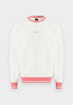 Biała bluza z długim rękawem z różowym prążkowanym kołnierzem, mankietami i dołem, z małym różowym logo "BOSS" na środku klatki piersiowej.