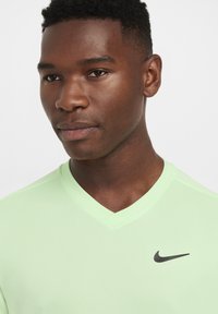 Nike Performance TOP - Spordi T-särk - vapor green/black