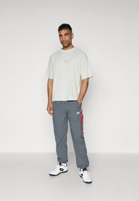 Umbro WASHED HIGH NECK BOXY TEE - Camiseta básica - harbor mist