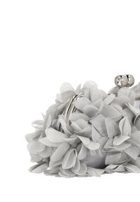 Graue Clutch-Tasche, verziert mit Stoffblumen, silberner Hardware und einem mit Schmucksteinen besetzten Verschluss. Verfügt über eine abgerundete Form und strukturierte Blütenblätter.