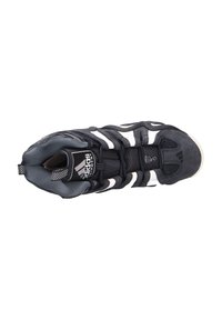 Schwarzer Sportschuh mit strukturierter Oberseite, weißen Streifen, gepolstertem Kragen und kontrastierender Sohle. Verfügt über ein sicheres Schnürsystem und Logodetails.