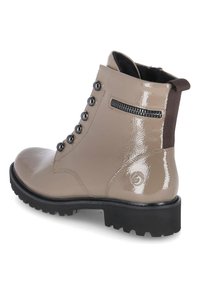 Stivaletti beige in pelle verniciata con punta arrotondata, chiusura con lacci neri, zip laterale e suola in gomma con battistrada.