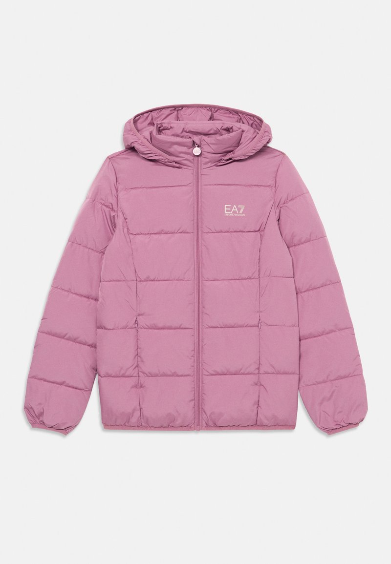 Vijolična podložena jakna s kapuco, z zadrgo po celotni sprednji strani in logotipom EA7 Emporio Armani na levi prsni strani.