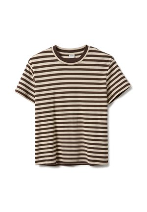 Camiseta de manga corta con rayas horizontales en marrón y beige, cuello redondo, extendida horizontalmente sobre un fondo blanco.