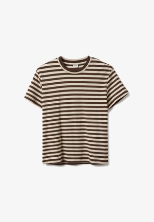 Camiseta de manga corta con rayas horizontales en marrón y beige, cuello redondo, extendida horizontalmente sobre un fondo blanco.