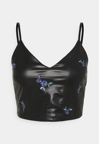 Czarny satynowy crop top z głębokim dekoltem w kształcie litery V, cienkimi ramiączkami oraz misternym fioletowym haftem kwiatowym z zielonymi liśćmi. Gładka faktura, dopasowany krój.