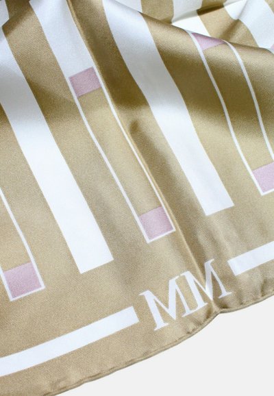 Tessuto di seta a righe beige e bianche con sottili accenti rosa, che mostra una texture liscia e lucida e un logo parziale stampato "MM" sul bordo.