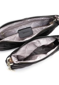 Due pochette nere trapuntate con cerniere aperte che mostrano un rivestimento in tessuto grigio chiaro a motivo e una di esse con una piccola tasca con cerniera all'interno.