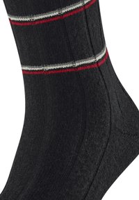 Calcetín negro con canalé vertical y franjas rojas, blancas y grises. Tela texturizada con un diseño elástico y ajustado. Longitud hasta el tobillo.