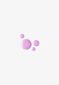 Cuatro gotas rosas de diferentes tamaños sobre un fondo blanco. La gota más grande es brillante y tiene una textura suave, creando una apariencia limpia.