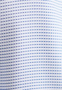 Blauw en wit textiel met een gemêleerd patroon, featuring kleine diamantvormen en een gladde afwerking. Geschikt voor kleding of meubelbekleding.