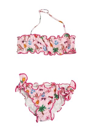 Set bikini a righe rosa con volant, stampa tropicale che include palme, occhiali da sole, sole, conchiglie e icone da spiaggia su sfondo bianco.