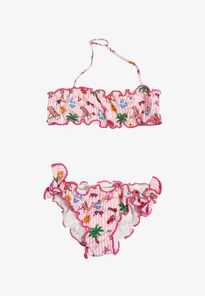 Set bikini a righe rosa con volant, stampa tropicale che include palme, occhiali da sole, sole, conchiglie e icone da spiaggia su sfondo bianco.