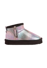 Glittrande ankelsko med holografisk finish, svart gummisula, sidodragkedja och rundad tådesign. Texturen verkar slät och glänsande.