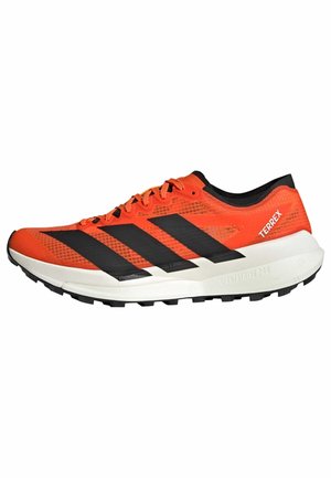 Helles orangefarbenes adidas Terrex Laufschuh mit schwarzem Drei-Streifen-Logo, weißer gepolsterter Sohle und profiliertem schwarzem Außenlaufsohle.