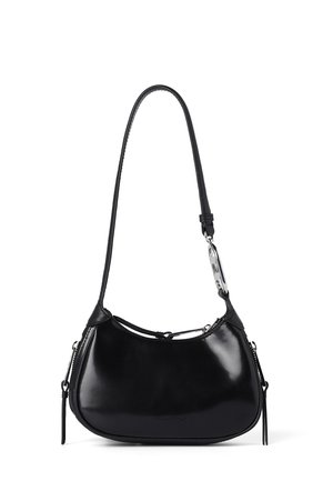 Czarna błyszcząca torebka w kształcie półksiężyca z długim paskiem, srebrnym zapięciem i suwakami po obu stronach.