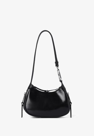 Sort blankt, halvmåneformet håndtaske med lang rem, sølvsmeddetalje og lynlås træk på hver side.