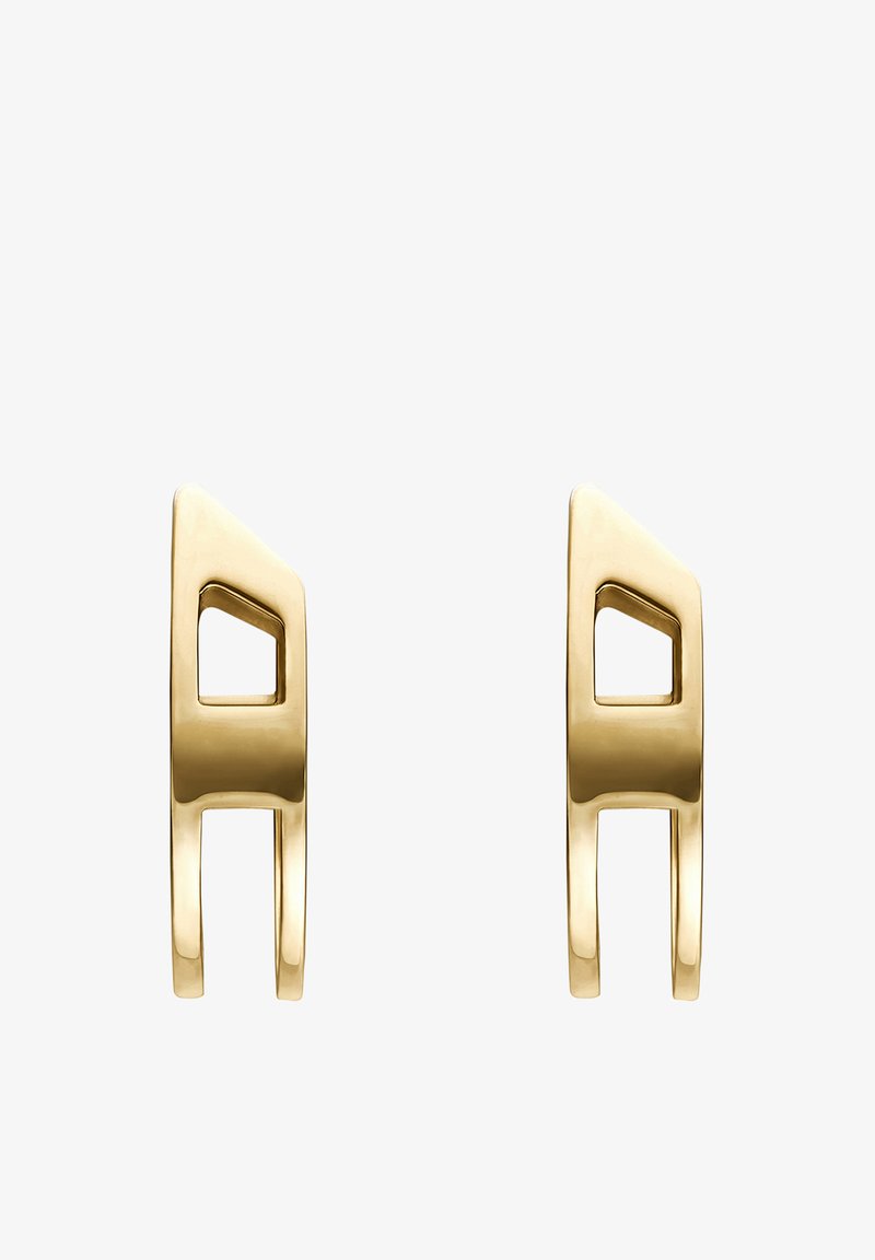 Boucles d'oreilles en métal doré avec un design géométrique comprenant une découpe triangulaire ouverte. Texture lisse avec une finition polie.