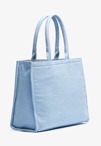 Jasnoniebieska torba materiałowa z dwoma uchwytami, prostokątny kształt, wzmocnione dno i gładka tekstura; minimalistyczny design bez widocznych wzorów.