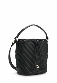 Sac seau en cuir noir matelassé avec poignée supérieure, fermeture à cordon et logo "HUGO" doré sur le devant.