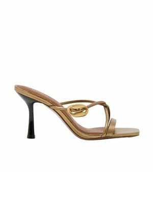 Mule con tacco alto a fascia color oro con tacco a spillo nero e dettaglio decorativo ovale in oro sulle fasce superiori.