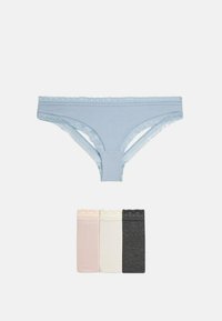 Blauwe katoenen slip met kantafwerking, weergegeven boven drie paren: lichtroze, wit en donkergrijs, elk met kantdetails in de taille.