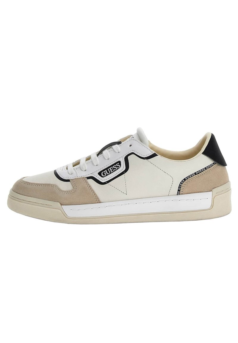 Sneaker bianche e beige con tomaia in suede e pelle texturizzati, dettagli neri, chiusura con lacci bianchi e logo laterale.