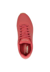 Scarpa sportiva rossa con tomaia texture, perforazioni per la traspirabilità, lacci e soletta imbottita etichettata "Skechers Air Cooled Memory Foam."