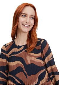 Betty Barclay KURZARM - Jurk - blau camel