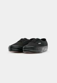 Zwarte canvas sneakers met een gestructureerde bovenkant, ronde neus en rubberen zool. Voorzien van vetersluiting en minimale merkdetails.