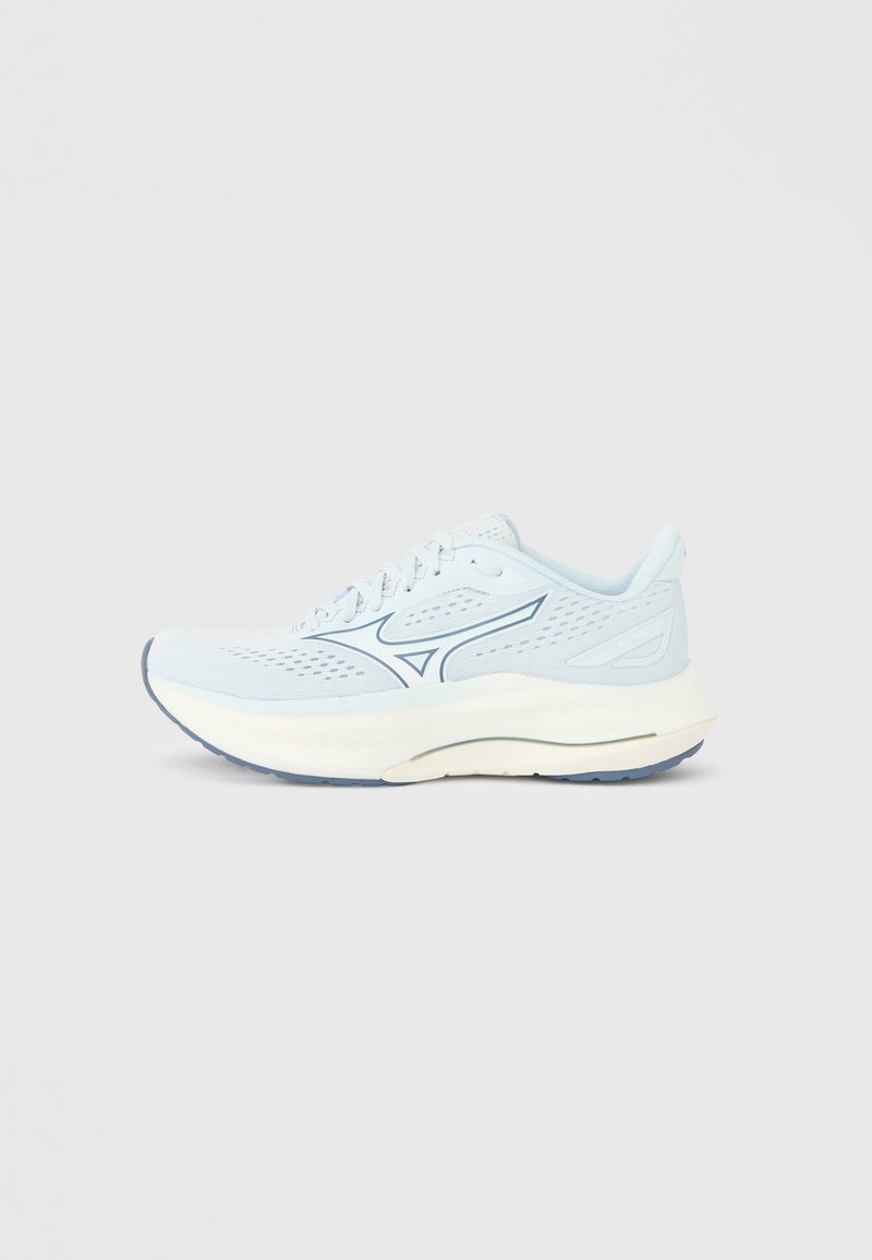 Ανοιχτό μπλε αθλητικό παπούτσι με αναπνεύσιμο πλέγμα στο επάνω μέρος, επενδεδυμένο γιακά και αντίθετη λευκή μεσαία σόλα. Διαθέτει υφή στη σόλα για καλύτερη πρόσφυση.