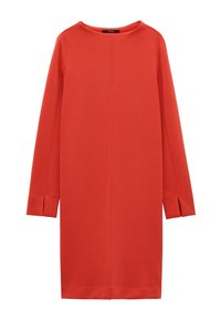 Robe rouge à manches longues avec un col rond, faite en tissu lisse. Présente une coupe droite et des fentes aux poignets pour un détail supplémentaire.