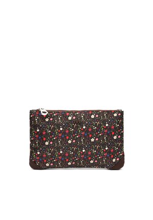 Estuche rectangular con fondo oscuro y pequeño patrón floral colorido, cremallera plateada y esquinas reforzadas oscuras.