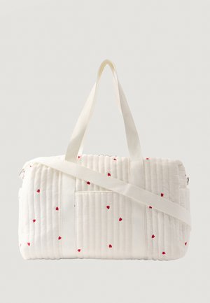 Λευκή καπιτονέ τσάντα duffel με μικρά κόκκινα μοτίβα σε σχήμα καρδιάς, με δύο κοντά χερούλια και ένα ρυθμιζόμενο λουρί ώμου.