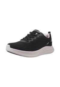 Scarpa sportiva nera con tomaia testurizzata, suola bianca e chiusura con lacci. Presenta un design curvo e accenti di branding minimal.