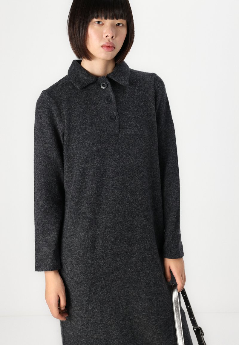 Robe en mélange de laine gris foncé avec des manches longues, un col à revers, trois boutons noirs sur le devant et une silhouette droite.