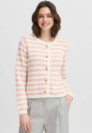 Cardigan rayé rose et crème avec un col rond, présentant des boutons dorés sur le devant et des poignets côtelés, en matière tricotée douce.