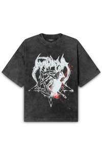 Sort grafisk t-shirt med et distressed finish, stort hvidt og rødt printdesign, og en afslappet pasform med korte ærmer.