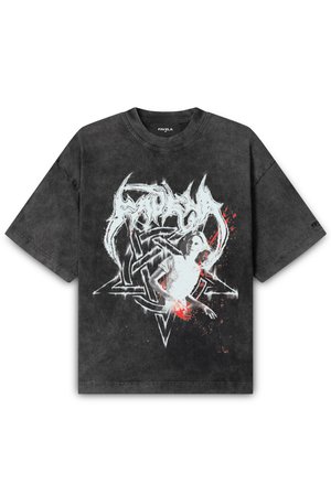 Sort grafisk t-shirt med et distressed finish, stort hvidt og rødt printdesign, og en afslappet pasform med korte ærmer.